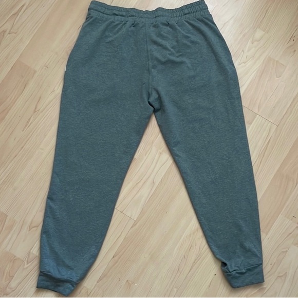 Women’s vuori performance joggers - Picture 3 of 5